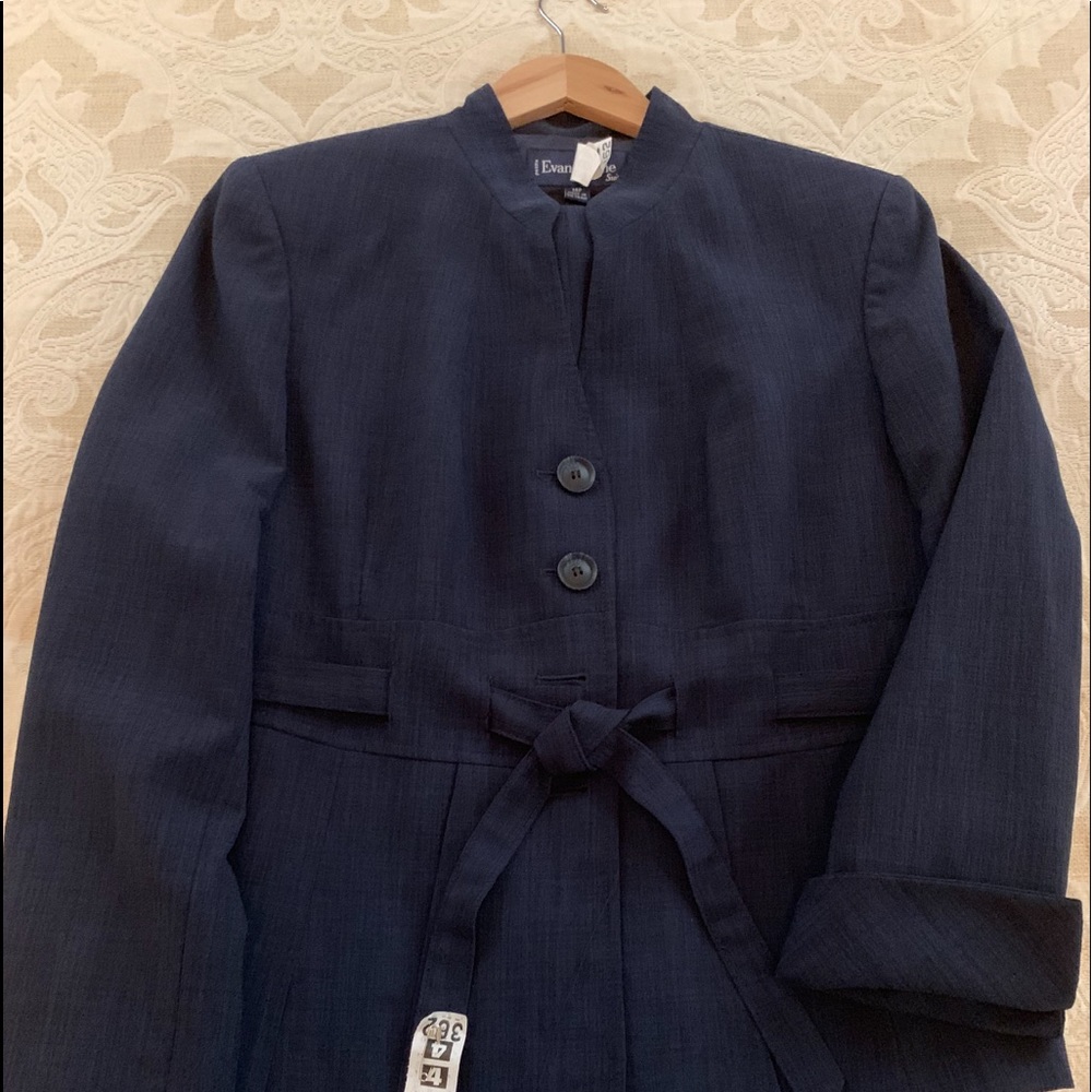 Two-piece suit. Land.